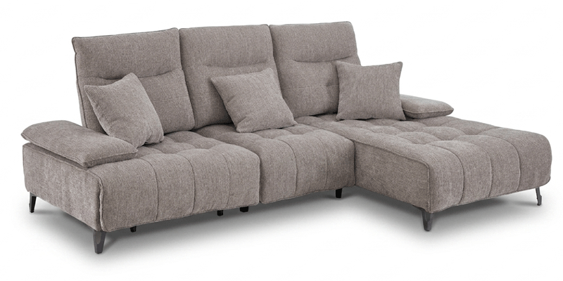 Divano con schienali basculanti, 2 sedute relax elettriche, braccioli regolabili e chaise longue, in tessuto antimacchia.